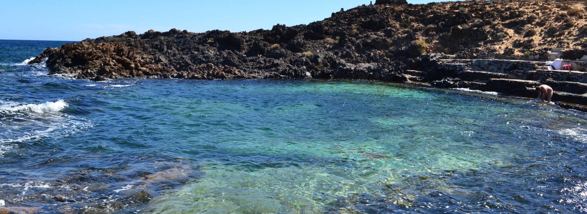 se baigner dans la piscine naturelle